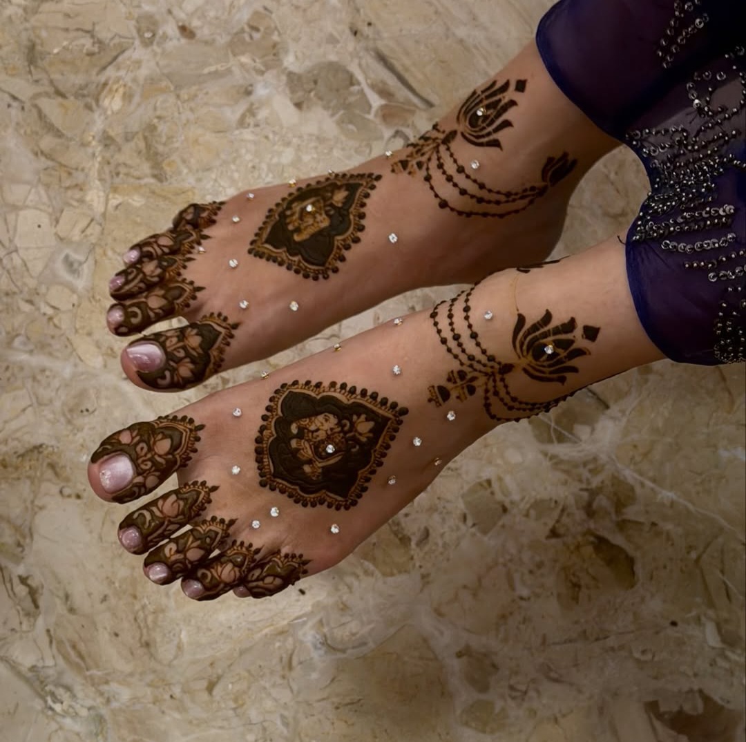 Rhinestone_Mahendi_Feet